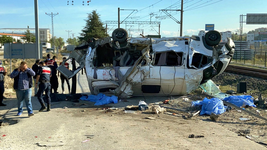 Tren minibüse böyle çarptı! 6 kişi öldü - Resim : 1