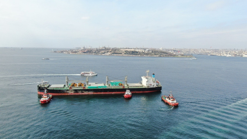 İstanbul Boğazı'nda panik! Yük gemisi karaya oturdu - Resim : 1