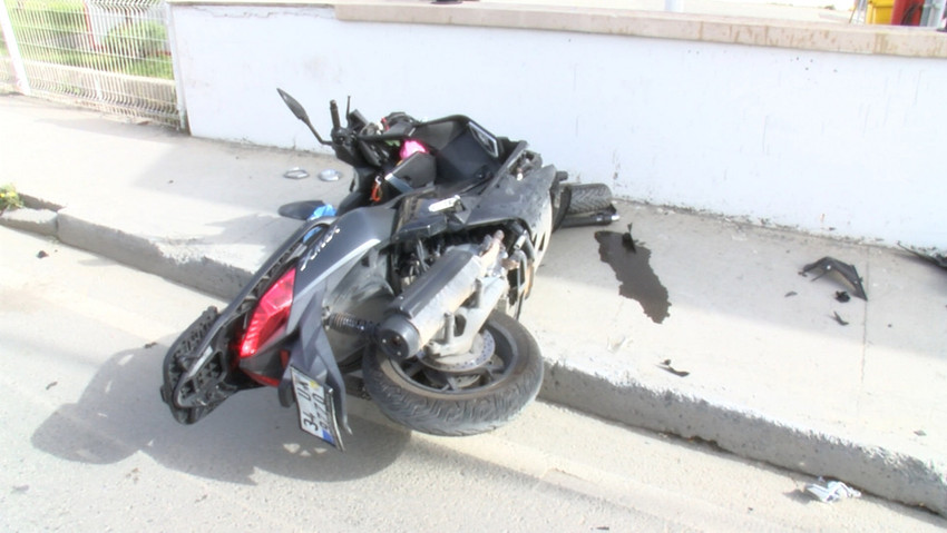 Sahil yolunda bariyerlere çarpan motosikletli hayatını kaybetti - Resim : 1