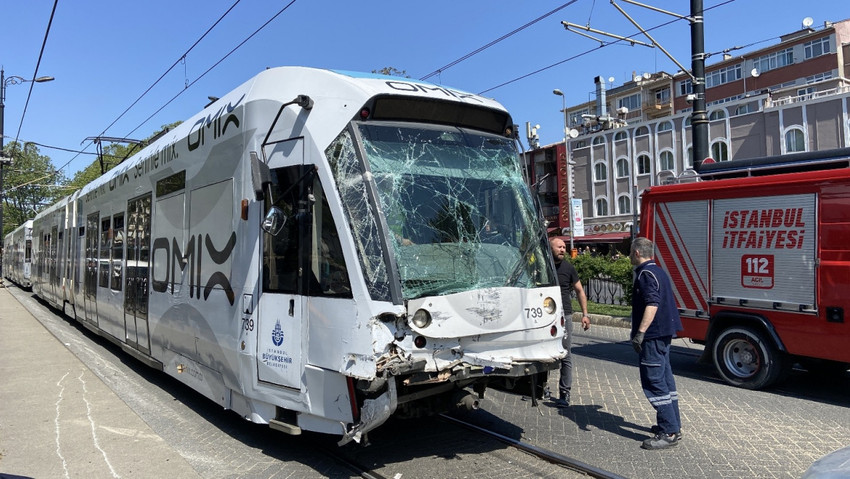 İstanbul'da tramvay İETT otobüsüyle çarpıştı: Yaralılar var - Resim : 1