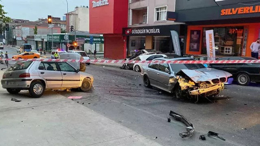 İstanbul'da feci kaza! Ortalık savaş alanına döndü - Resim : 1