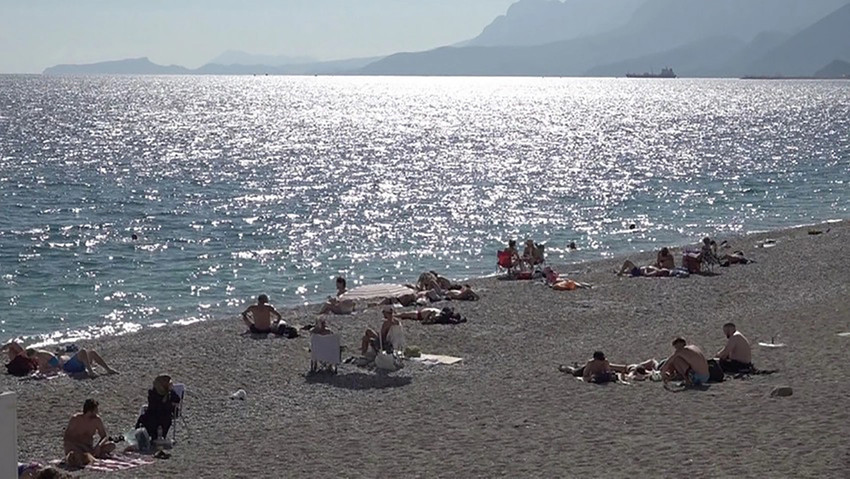 Antalya'da Ekim ayında güneşli hava: Turistler sahilleri doldurdu - Resim : 1