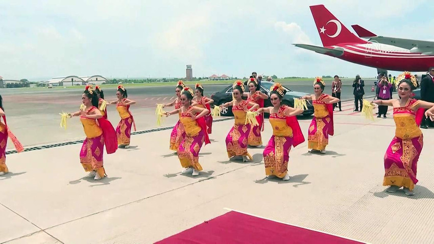 Erdoğan G20 zirvesi için gittiği Endonezya'da dans gösterisiyle karşılanmıştı.