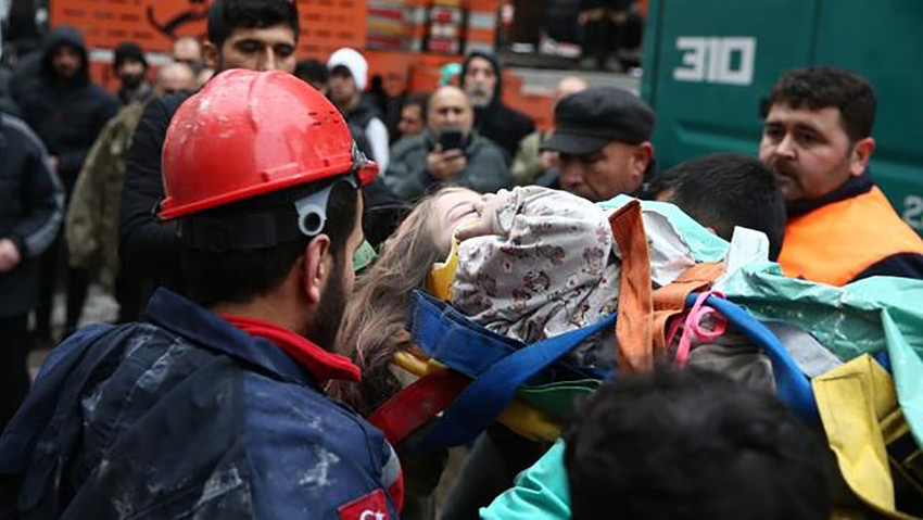 Mucize kurtuluş: Küçük kız çocuğu 10 katlı binanın enkazından çıkarıldı - Resim : 2