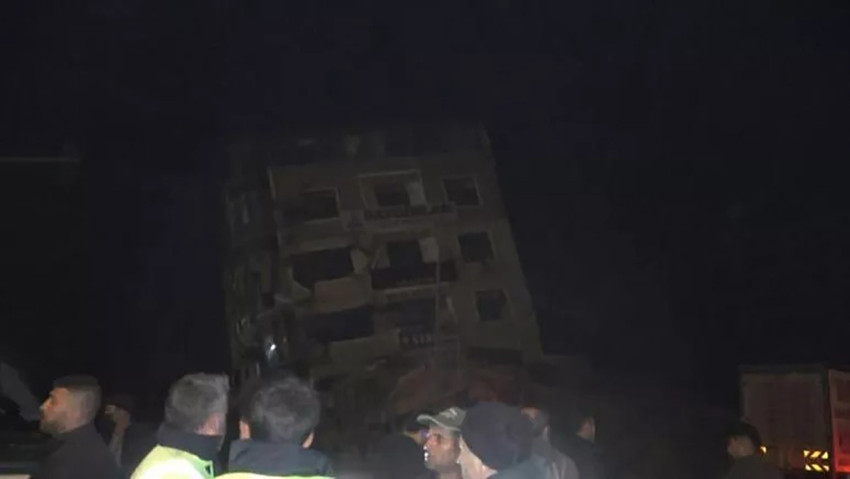 Hatay'da deprem sonrası ortaya çıkan görüntü: Bina yan yattı! - Resim : 1