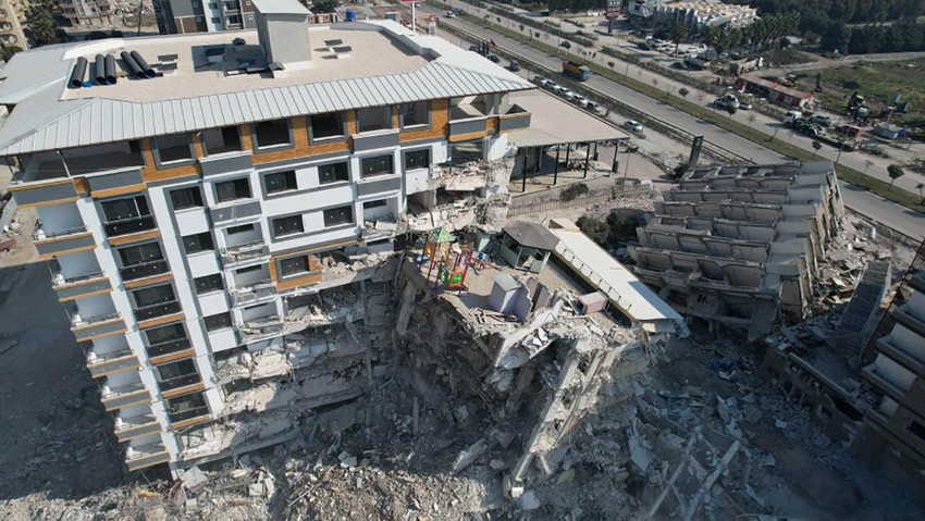 Hatay'da yıkılan lüks binada vahim iddia - Resim : 1