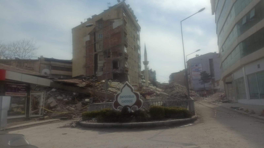 Malatya'nın Yeşilyurt ilçesinde 5,6 büyüklüğünde deprem meydana geldi. Deprem sırasında bazı hasarlı binalar çöktü. Belediye Başkanı 