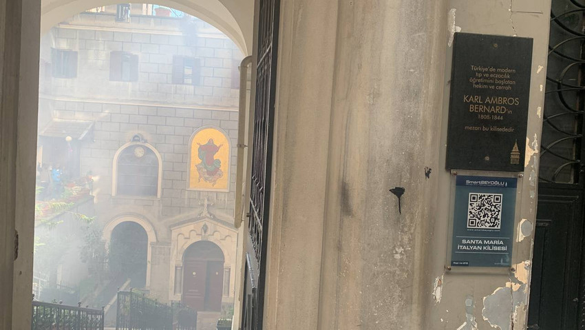 İstiklal Caddesi'nde yangın! Alevler kiliseye sıçradı - Resim : 1