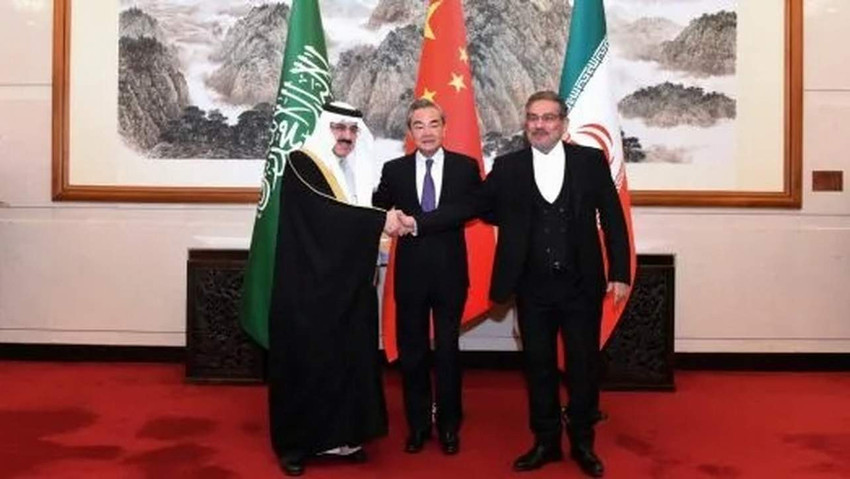 Suudi Milli Güvenlik Danışmanı Muhammed el Ayban, Çin’in bir numaralı diplomatı Wang Yi ve İran lideri Hamaney’in askeri danışmanı Ali Şamhani, Suudi-İran uzlaşmasını duyuruyor (10 Mart, Beijing, Çin).