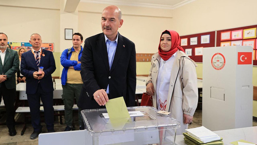 Seçimlerin ikinci turunda bakanlar oylarını kullandı - Resim: 2
