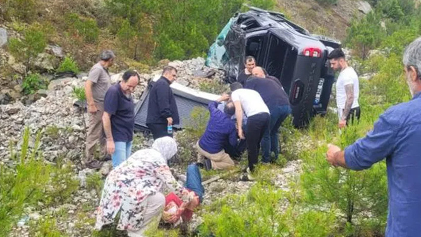 Eski Ekonomi Bakanı Nihat Zeybekci kaza geçirdi - Resim : 1