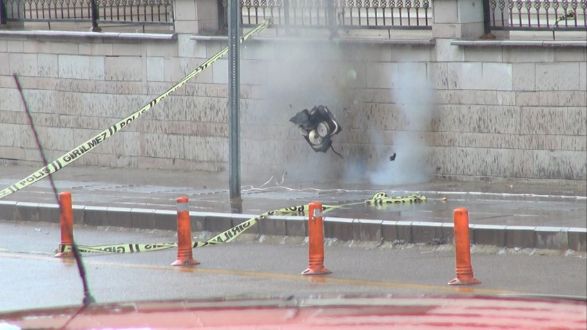 Emniyet binası önünde bomba paniği - Resim : 1