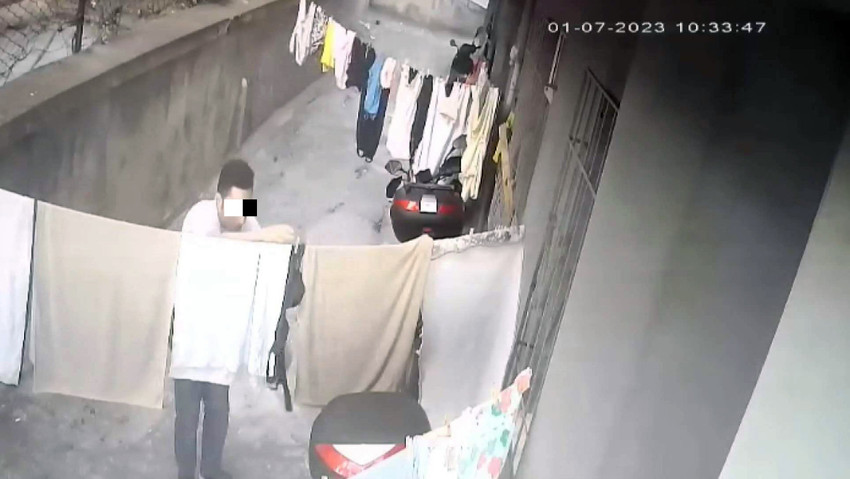İstanbul'da bir hırsız apartmanın bahçesinde ipe asılmış çamaşırların arasından seçtiği kadın iç çamaşırlarını çalarken güvenlik kameralarına yakalandı... Polis her yerde bu sapık hırsızı arıyor... 