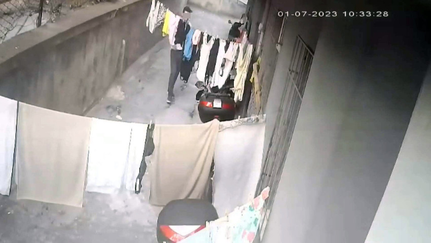 İstanbul'da bir hırsız apartmanın bahçesinde ipe asılmış çamaşırların arasından seçtiği kadın iç çamaşırlarını çalarken güvenlik kameralarına yakalandı... Polis her yerde bu sapık hırsızı arıyor... 