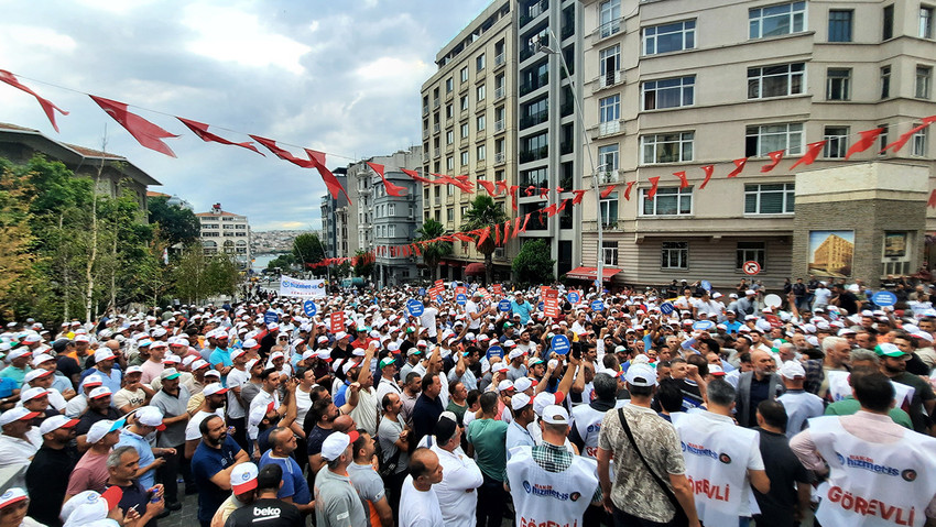 HAK-İŞ/HİZMET-İŞ Sendikası, İstanbul’daki 23 ilçe belediyesinde asgari ücret seviyesinde çalışan işçiler için, maaşların yükselmesine karşı çıktığı gerekçesiyle MİKSEN önünde toplanarak tepki gösterdi. 