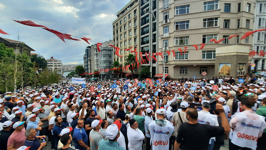 HAK-İŞ/HİZMET-İŞ Sendikası, İstanbul’daki 23 ilçe belediyesinde asgari ücret seviyesinde çalışan işçiler için, maaşların yükselmesine karşı çıktığı gerekçesiyle MİKSEN önünde toplanarak tepki gösterdi. 
