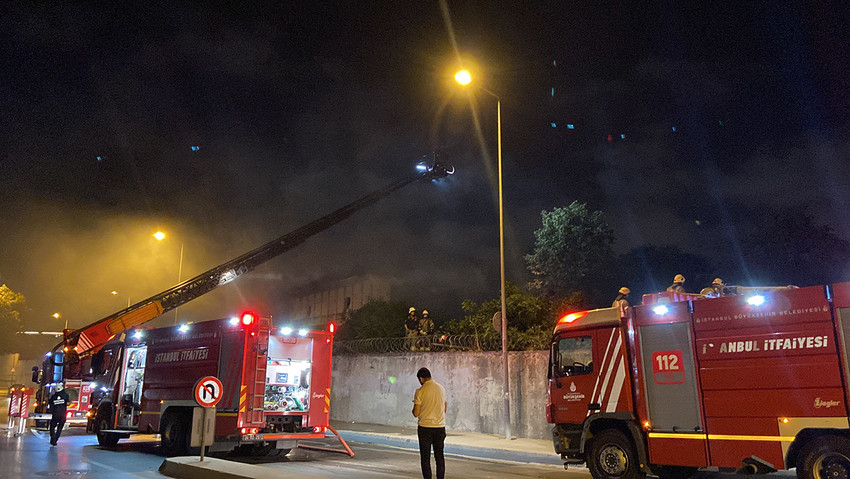 İstanbul'da Veliefendi Hipodromu önünde önce yarış atlarını taşıyan 5 kamyonet alev alev yandı, ardından da bölgedeki otluk alanda ve metruk bir binadan alevler yükseldi. 