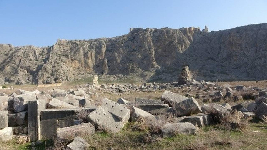 Adana'da bulunan 7 bin 500 yıllık Anavarza Antik Kenti'ndeki kazılarda içi altın ve sikke dolu küp bulundu.