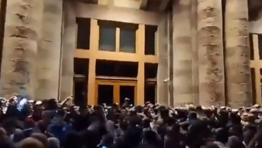 Azerbaycan'ın Karabağ'da başlattığı antiterör harekatı sonrası bir grup Ermenistan vatandaşı Erivan'da hükümet binasının önünde toplandı.
