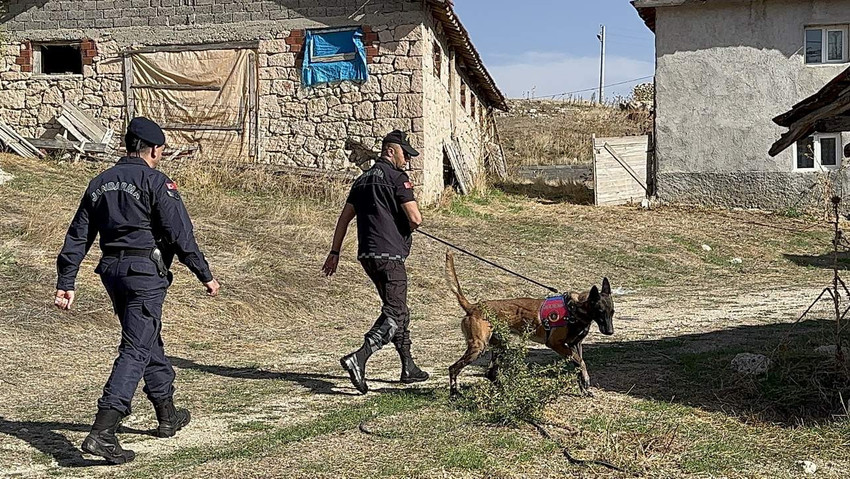 Eskişehir'de 1 aydır kayıp olan bir kişinin cansız bedeni, kafa ve bacakları vücudundan ayrılmış halde köy merkezinde bulundu.