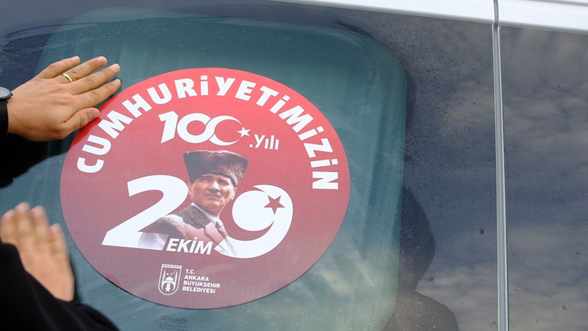 Ankara Büyükşehir Belediyesi; toplu taşıma araçları, iş makineleri ve araçlarını ‘Cumhuriyetimizin 100. Yılı’ yazılı stickerlarla süslüyor. Ankara Büyükşehir Belediye Başkanı Mansur Yavaş 100. yıl farkındalık çalışmasına herkesi davet etti.