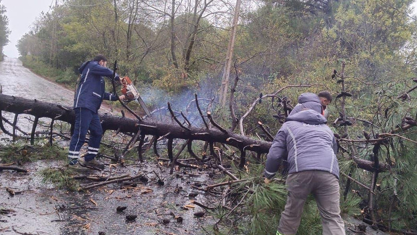 İstanbul’da dün sabah saatlerinden itibaren etkili olan kuvvetli yağış ve fırtına nedeniyle İBB komutalarına gelen 3.399 ihbara müdahale edildi. Özellikle bugün Şile ve Ağva’da genelinde denizin kabarması ve derelerin yükselmesine bağlı olarak taşkınlar ve su baskınları meydana geldi. İBB ekipleri bölgeye ivedilikle müdahale ederken 94 personel, 38 araç ve iş makinesi, 1 varisco, 3 motopomp, 4 dalgıç pompa ile çalışmalar sürdürülüyor.