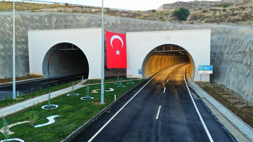 Ulaştırma ve Altyapı Bakanı Abdulkadir Uraloğlu, karayolu ulaşımını daha etkin, ekonomik, sürdürülebilir ve çevre dostu hale getirmek amacıyla önemli ve devasa projelere imza attıklarını belirterek, “3 bin 844 yeni köprü inşa ettik. 405 yeni tünel açarak hizmete sunduk. Köprü uzunluğunda yüzde 145, tünel uzunluğunda ise yüzde bin 350 artış sağladık” dedi. 