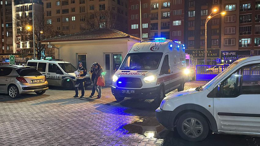 Kütahya'da kendilerine adres soran sağlık çalışanlarının içinde olduğu ambulansın önünü kesen bir kişi oğlu ile birlikte demir sopayla saldırarak 3 sağlık personelini yaraladı. 