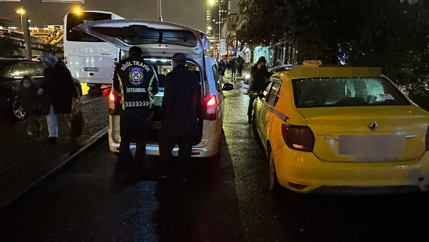 İstanbul Üsküdar'da aracının arka koltuğuna bir camdan soktuğu tesisat borusunu diğer camdan çıkartan taksi sürücüsünü görenler dönüp dönüp bir daha baktı. Trafiği tehlikeye düşürmesine umursamadan yoluna devam eden taksi şoförü trafik polisleri tarafından yakalandı.