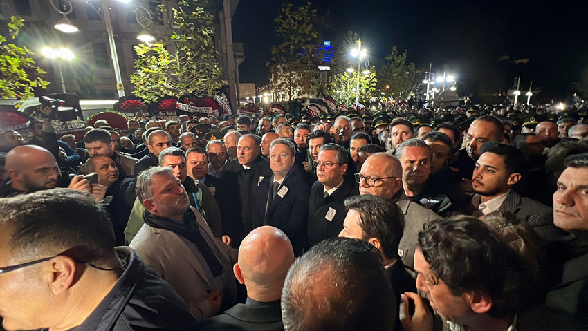 CHP lideri Özgür Özel kendi memleketi Manisa'daki şehit cenazesi sırasında kendisine yönelik protesto için 