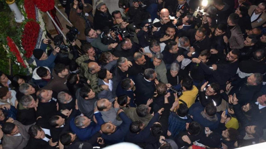 CHP lideri Özgür Özel kendi memleketi Manisa'daki şehit cenazesi sırasında kendisine yönelik protesto için 
