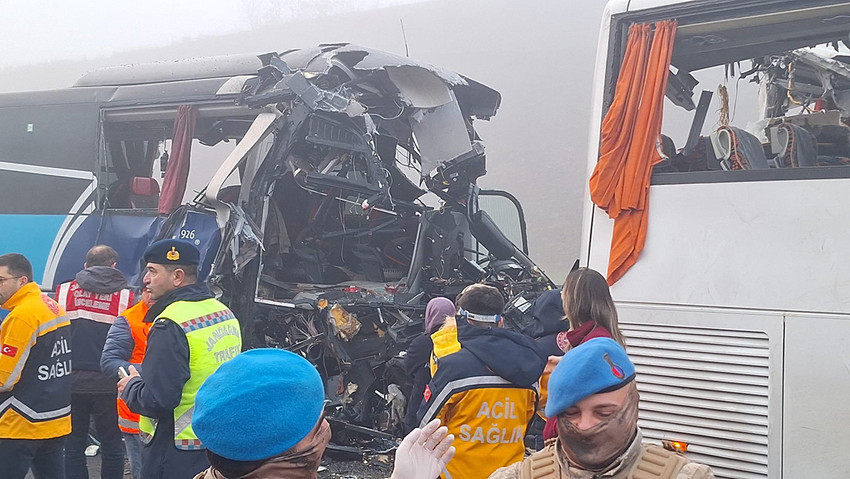 Kuzey Marmara Otoyolu Sakarya geçişinde 3 otobüsün karıştığı zincirleme kazada 11 kişi öldü, 57 kişi de yaralandı.