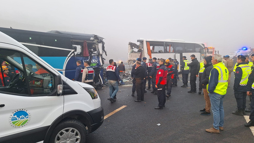 Kuzey Marmara Otoyolu Sakarya geçişinde 3 otobüsün karıştığı zincirleme kazada 11 kişi öldü, 57 kişi de yaralandı.