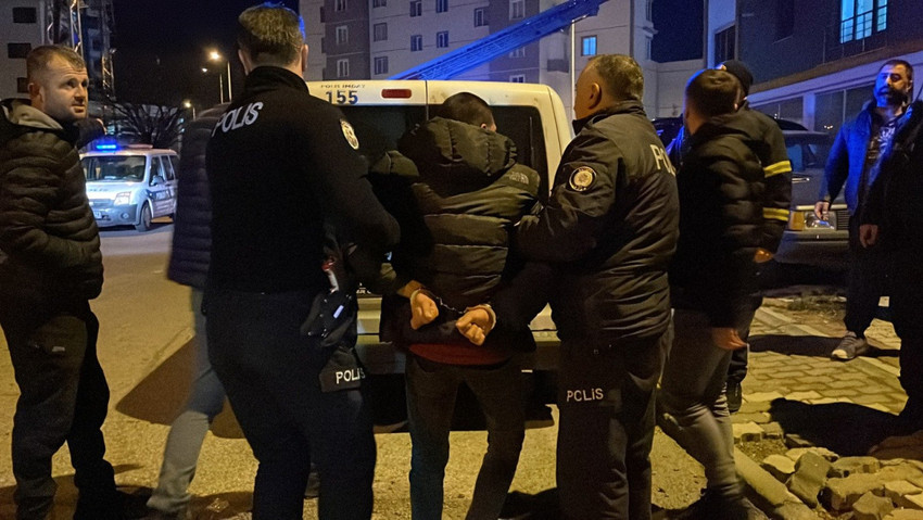 Kayseri'de 18 yaşındaki bir genç kendisini eve kilitleyip, evi ateşe verdi. 
