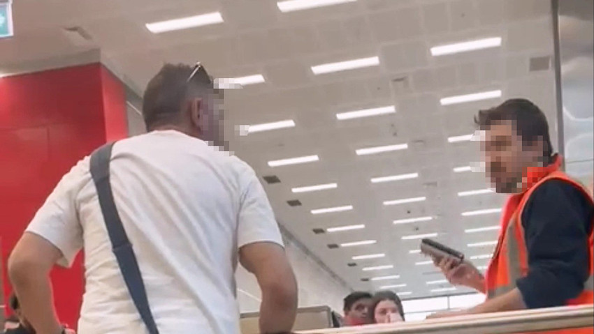 İstanbul Sabiha Gökçen Havalimanı'nda yanlış perona giren bir kişi kendisini uyaran güvenlikçiyi 