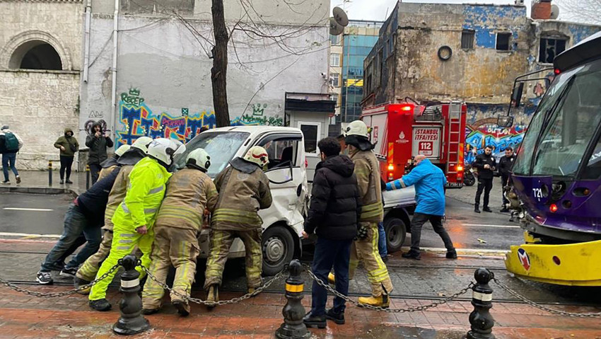 İstanbul Karaköy'de, tramvay hattına giren kamyonete tramvay çarptı. Kazada 1 kişi yaralanırken, seferlerde aksama yaşandı.