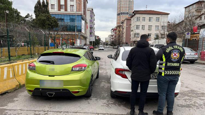 İstanbul'da Kartal sahilinde hem kendi hem de trafikteki tüm sürücü ve yayaların hayatını tehlikeye atarak makas ata ata "kendince" şov yapan trafik magandası yakalandı. Trafik magandasına hem para cezası kesildi hem de aracı trafikten men edildi.