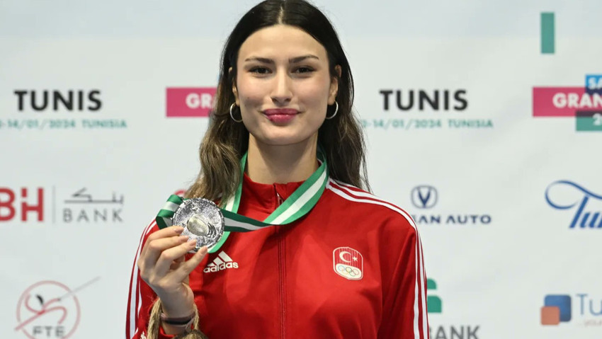 Milli eskrimci Nisanur Erbil, Tunus Kılıç Grand Prix’sinde ikinci olarak Türkiye’ye bu organizasyondaki ilk madalyasını getirdi.