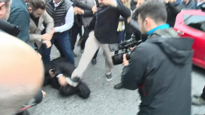 İstanbul'da Büyükçekmece Belediyesi'nde rüşvet iddiasıyla 22 kişinin gözaltına alınmasından sonra olay yerinde çekim yapan A Haber muhabiri ve kameramanı belediye binası önünde bir grup tarafından darp edildi. 