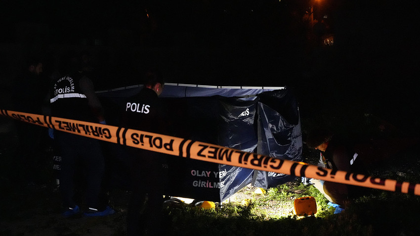 Antalya’da bir kişi, aralarında alacak verecek meselesi olduğu ileri sürülen kuzenini boş arazide silahla öldürdü.