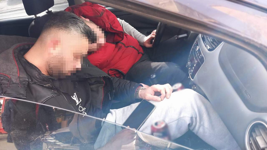 Tekirdağ'da direksiyon başında sızan alkollü sürücü, dakikalarca dil döken polis tarafından uyandırıldı.