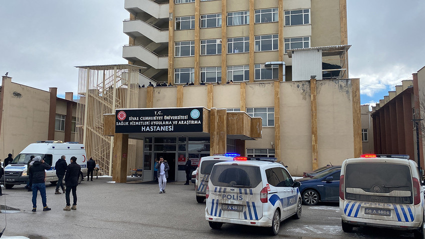  Sivas’ta kimliği tespit edilemeyen bir kişi, Sivas Cumhuriyet Üniversitesi Hastanesinin 12'nci katından aşağıya atladı