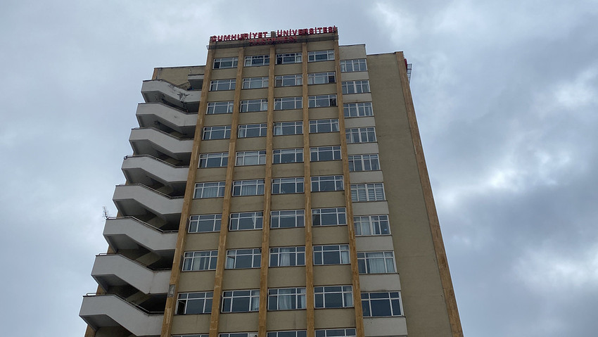  Sivas’ta kimliği tespit edilemeyen bir kişi, Sivas Cumhuriyet Üniversitesi Hastanesinin 12'nci katından aşağıya atladı