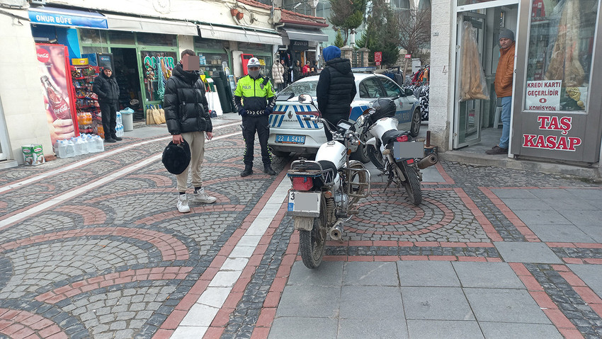 Edirne'de trafiğe kapalı caddeye motosikletiyle giren sürücülere polis ceza yağdırdı. 12 bin TL ceza kesilen sürücüler arasında motosikletiyle caddeye girenlerle birlikte motosikletini caddeye park edenler de vardı. 