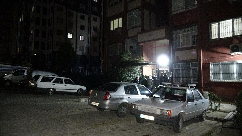 İzmir'de KADES ile yardım isteyen 4 çocuk annesi genç kadın ifadesi sonrasında kendisini evine götüren polisi ele geçirdiği silah ile vurarak yaraladı.