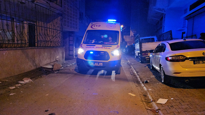 Adana'da akraba oldukları öğrenilen 2 grup arasında sokak ortasında tabanca ve pompalı av tüfeğiyle çatıştı. Olaylarda 6 kişi yaralandı. 
