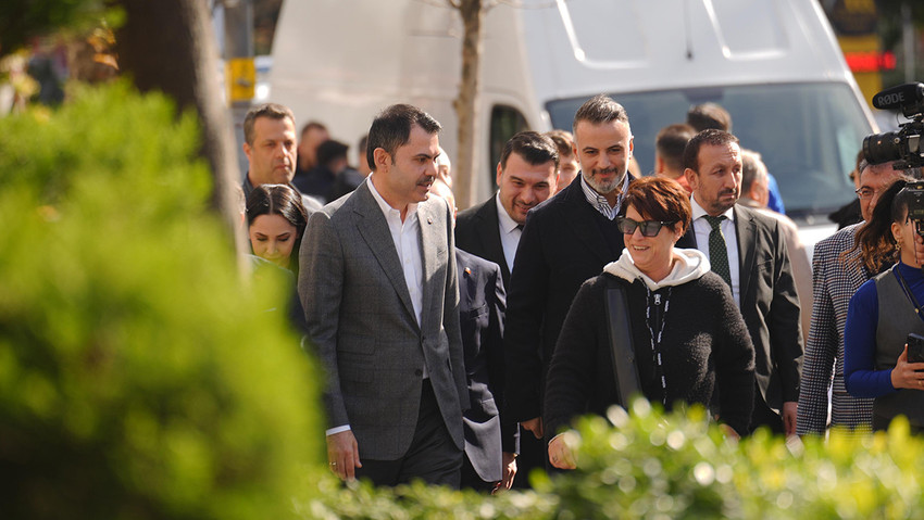 İstanbul Büyükşehir Belediye Başkan Adayı Murat Kurum, Bağdat Caddesi’nde vatandaşlarla bir araya geldi. 