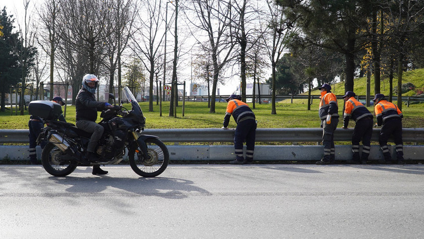 İBB’nin ''Moturcu Dostu Bariyer'' uygulaması ile motosiklet kullanıcıları için kaza anında ciddi risk oluşturan bariyerlere koruyucu eklentiler yapılıyor. Böylece motorcuların güvenliğinin artırılması hedefleniyor. İBB Yol Bakım ve Alt Yapı Koordinasyon Daire Başkanlığı, İstanbul genelinde toplam 30 kavşakta yaklaşık 28 km ''Motorcu Dostu Bariyer uygulaması'' gerçekleştirdi.