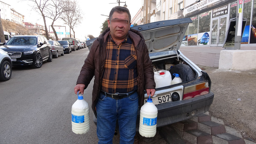 Yozgat’ta yaşayan besici Üzeyir Koç, kentte ortalama 100 liradan satılan 5 litre sütü müşterilerinin gelir durumuna göre emeklilere 60, asgari ücretlilere 70, memura ise 100 liradan satıyor.