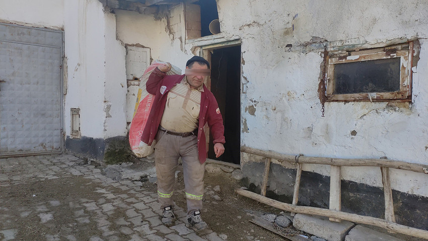 Yozgat’ta yaşayan besici Üzeyir Koç, kentte ortalama 100 liradan satılan 5 litre sütü müşterilerinin gelir durumuna göre emeklilere 60, asgari ücretlilere 70, memura ise 100 liradan satıyor.
